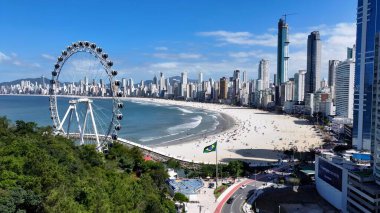 Camboriu Skyline Balnear io Camboriu Santa Catarina Brezilya 'da. Turkuaz Okyanus Dalgaları Tropik Sahile Yavaşça Çarpıyor. Şehir Gökyüzü Arkaplanı Kentsel. Açık Arkaplan Panoramik Şehir.