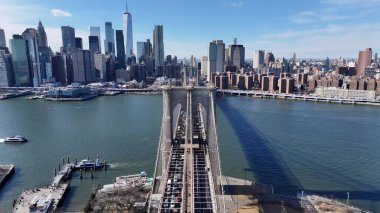 Manhattan 'daki Brooklyn Köprüsü New York Birleşik Devletleri. Ünlü Köprü 'de şehir merkezine doğru giden arabalar. Metropolitan Manzara Gökdelenleri. Güzel. Metropolitan Şehir. Manhattan New York.