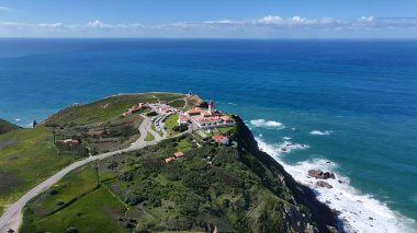 Lizbon 'un Sintra bölgesindeki Roca Burnu Sahili. Turkuaz Okyanus Dalgaları Tropik Sahile Yavaşça Çarpıyor. Sahil Bulutları Yaz mevsimi. Coast Outdoor Panning Wide 'da. Lizbon Sintra Bölgesi.