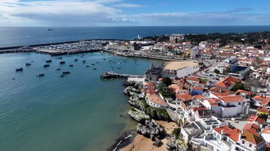 Lizbon 'un Cascais bölgesindeki Cascais Skyline. Yüksek binaları ve trafiği olan hareketli bir şehrin havadan görünüşü. Shore Clouds Plaj Denizi. Sahil Sahili Sahili Kıyı Hattı.