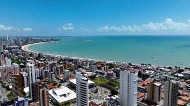 Brezilya 'nın kuzeydoğusunda Joao Pessoa Paraiba Brezilya' da gökyüzü. Bereketli bir tropikal sahil manzarasının nefes kesici görüntüsü. Şehir Gökyüzü Arkaplanı Kentsel. Şehrin yukarısında. Joao Pessoa Paraiba.