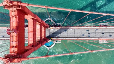 San Francisco 'daki Golden Gate Köprüsü Havalimanı, Birleşik Devletler. Köprü, şehrin karşısındaki trafik akışının görüntüsünü veriyor. Metropolitan Peyzaj Ticari Binası Çarpıcı.