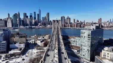 Manhattan 'daki Brooklyn Köprüsü New York Birleşik Devletleri. Highway Road 'un göz kamaştırıcı manzarası yukarıdan görünüyor. İnşaat Manzarası Panoramik Şehir Görünümü Meşgul. Panoramik Şehir Manzarası. Manhattan New York.