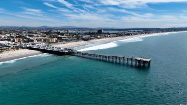 Pacific Beach 'teki Crystal Pier, San Diego Birleşik Devletleri. Landmark Köprüsü 'nün Hava Görüntüsü Karmaşık Tasarımı Gösteriyor. Sahil Bulutları Yaz mevsimi. Sahil Panorama. Pasifik Sahili San Diego.