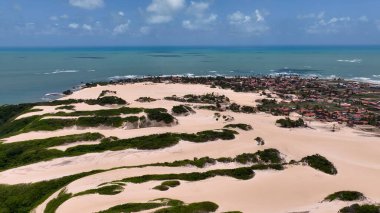 Natal Rio Grande Do Norte Brezilya 'daki Genipabu Plajı. Turkuaz Okyanus Dalgaları Tropik Sahile Yavaşça Çarpıyor. Shore Sky Clouds Plaj Denizi. Uluslararası Plaj Panoraması. Natal Rio Grande do Norte.