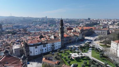 Porto Portekiz 'deki Clerigos Kilisesi. Skyline 'a hükmeden kilise binasının havadan görünüşü. Şehir merkezinde Gökyüzü Bulutları. Şehir merkezinin dışında. Ünlü. Porto Portekiz.