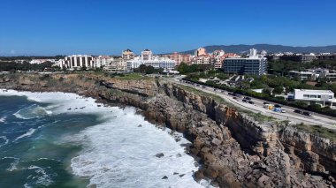 Cascais Skyline, Lizbon Bölgesi, Portekiz. Kristal berrak sularla sersemletici sahilin havadan görünüşü. Şehir merkezindeki iş dünyası. Şehir merkezinin dışında Panning Wide 'da. Cascais Lizbon Bölgesi.