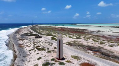 Kralendijk Bonaire Hollanda Antilleri 'ndeki Bonaire Deniz Feneri. Mavi gökyüzüne karşı ayakta duran deniz fenerinin kuş bakışı görüntüsü. Sahil Bulutları Yaz mevsimi. Sahil Kapısı Kapsama Alanı Geniş.