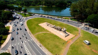 Sao Paulo Brezilya 'daki Ibirapuera Parkı. Şehrin ünlü eğlence parkının nefes kesici hava manzarası. İş Bulutları Gökyüzü Şehir Merkezi. Panoramik Şehir. Sao Paulo Brezilya.