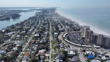 Clearwater Beach Skyline, Clearwater Florida Birleşik Devletleri. Şehir merkezinin modern binalarla dolup taşması. Sahil Gökyüzü Sahil Kıyısı Yaz Zamanı. Sahil Sahil Sahili Panoramik. Clearwater Florida.