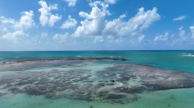 Brezilya 'nın kuzeydoğusunda Sao Miguel Dos Milagres Alagoas Brezilya' da gökyüzü. Kristal berrak sularla sersemletici sahilin havadan görünüşü. Shore Clouds Plaj Denizi. Kıyı Dönüşümü Geniş.