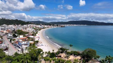 Bombinhas Santa Catarina Brezilya 'daki Bombinhas Skyline' da. Yaz tatilinde harika bir sahil manzarası olan kuş bakışı. Sahil Gökyüzü Sahil Kıyısı Yaz Zamanı. Seaside Beach Panoramik. Bombinhas Santa Catarina.