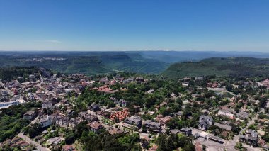 Gramado Rio Grande Do Sul Brazil 'de Gramado Skyline. Kuşlar, sokaklar ve binalarla çarpıcı şehir manzarasına bakıyor. Metropolitan Skyline Binaları Güzel. Bina Mimarlığı Şirketi.