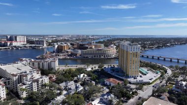 Tampa Florida Birleşik Devletleri 'nde Tampa Skyline. Kuşlar, sokaklar ve binalarla çarpıcı şehir manzarasına bakıyor. İş Bulutları Gökyüzü Şehir Merkezi. İş dünyası geniş çaplı. Tampa Florida.