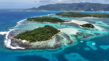 Mahe Adası 'ndaki Saint-Anne Deniz Milli Parkı Victoria Seyşeller. Turkuaz Okyanus Dalgaları Tropik Sahile Yavaşça Çarpıyor. Shore Sky Clouds Plaj Denizi. Uluslararası Plaj Panoraması.