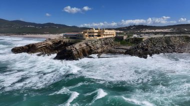 Lizbon 'un Cascais bölgesindeki Guincho Plajı. Turkuaz Okyanus Dalgaları Tropik Sahile Yavaşça Çarpıyor. Horizon Sahili Denizi kıyısında. Deniz kenarı seyahati. Lizbon 'un Cascais Bölgesi.