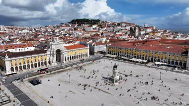 Lizbon 'daki Comercio Meydanı. Yoğun caddeler ve binalarla çevrili bir şehir parkının havadan görünüşü. İş Bulutları Gökyüzü Şehir Merkezi. Panoramik Şehir. Lizbon Portekiz.