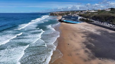 Portekiz 'in Sintra Lizbon bölgesindeki Apple Plajı. Turkuaz Okyanus Dalgaları Tropik Sahile Yavaşça Çarpıyor. Terkedilmiş Peyzaj Eğlencesi Güzelliği. Terk edilmiş rıhtım kıyısı. Sintra Lizbon Bölgesi.