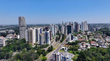 Curitiba Parana Brezilya 'da Curitiba Skyline. Yüksek katlı binaların ve şehir yaşamını gösteren trafik gösterilerinin havadan görüntüsü. Altyapı Skyline Panoramic City View Awesome. Altyapı Şehir Manzarası.