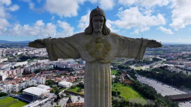 Lizbon 'daki Kral İsa. Doğal Manzaradaki Ünlü Heykelin Hava Manzarası. Şehir Gökyüzü Bulutları Şehir Arkaplanı. Şehir merkezinde geniş bir altyapı var. Lizbon Portekiz.