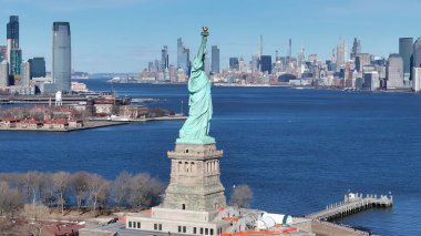 Manhattan 'daki Özgürlük Heykeli New York Birleşik Devletleri. Yüksek katlı binaların ve şehir yaşamını gösteren trafik gösterilerinin havadan görüntüsü. Endüstriyel Peyzaj Ticari Binası Güzel.