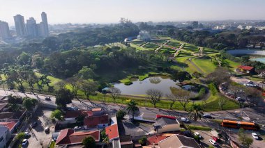 Curitiba Parana Brezilya 'da Curitiba Skyline. Yeşillik ağaçlarıyla çevrili yeşil alanın havadan görünüşü. Şehir merkezinde Gökyüzü Bulutları. Şehir merkezinin dışında. Ünlü. Curitiba Parana.