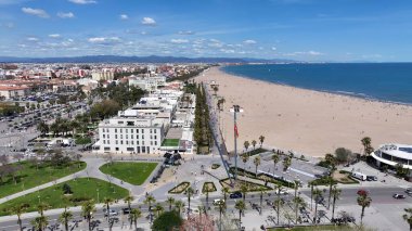 Valencia İspanya 'daki Las Arenas Plajı. Turkuaz Okyanus Dalgaları Tropik Sahile Yavaşça Çarpıyor. Cennet Adası Manzarası Minnettar Güzel. Yaz zamanı Grateful Coast. Valencia İspanya.