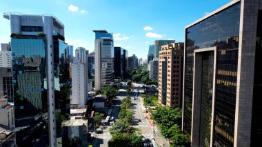 Sao Paulo Brezilya 'daki Faria Lima Bulvarı. Gökdelenleri Şehir Merkezi Şehir Yaşamını Yansıtıyor. Şehir merkezinde Gökyüzü Bulutları. Şehir merkezinin dışında. Ünlü. Sao Paulo Brezilya.