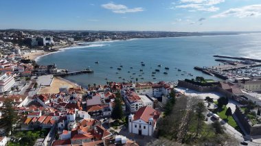Cascais Skyline, Lizbon Bölgesi, Portekiz. Bereketli bir tropikal sahil manzarasının nefes kesici görüntüsü. Shore Clouds Plaj Denizi. Shore Beach Sahili Sahil Hattı. Cascais Lizbon Bölgesi.