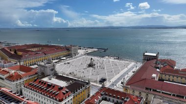 Lizbon 'daki Comercio Meydanı. Yemyeşil parkın ve etrafındaki binaların havadan görünüşü. Şehir Bulutları Gökyüzü Arkaplanı Şehir. Şehir dışındaki ünlü. Lizbon Portekiz.