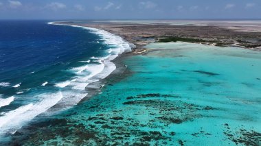 İngiltere 'deki Karayip Skyline' ı Bonaire Hollanda Antilleri. Yaz tatilinde harika bir sahil manzarası olan kuş bakışı. Sahil Gökyüzü Sahil Kıyısı Yaz Zamanı. Deniz kenarında Panoramik.