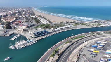 Valencia İspanya 'da Valencia Skyline. Kristal berrak sularla sersemletici sahilin havadan görünüşü. Shore Clouds Plaj Denizi. Shore Panning Wide 'da. Valencia İspanya.