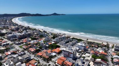 Bombinhas Santa Catarina Brezilya 'daki Bombinhas Plajı. Yaz tatilinde harika bir sahil manzarası olan kuş bakışı. Horizon Sahili Denizi kıyısında. Shore Seaside Panning Wide 'da. Bombinhas Santa Catarina.