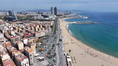 Barselona İspanya 'daki Barceloneta Plajı. Yukarıdan canlı bir şehrin telaş ve koşuşturmasını yakalamak. Horizon Sahili Denizi kıyısında. Deniz kenarı seyahati. Barselona İspanya.