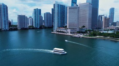 Miami Skyline, Florida Birleşik Devletleri. Turistler Tropikal Su Sahnesinde Tekne Gezisinin keyfini çıkarıyorlar. Altyapı Skyline Gökdelenleri çarpıcı. Altyapı Mimarlık Şirketi.