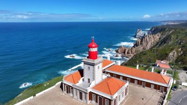 Lizbon 'un Sintra bölgesindeki Roca Burnu. Sahil şehrindeki hareketli bir deniz fenerinin havadan görünüşü. Shore Clouds Plaj Denizi. Shore Beach Sahili Sahil Hattı. Lizbon Sintra Bölgesi.