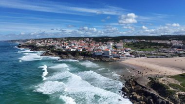Portekiz 'in Sintra Lizbon bölgesindeki Apple Plajı. Turkuaz Okyanus Dalgaları Tropik Sahile Yavaşça Çarpıyor. Terk edilmiş Skyline Sezon Arzusu. Liman Kıyısı Mevsimi. Sintra Lizbon Bölgesi.