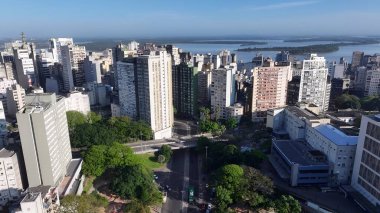 Porto Alegre Skyline In Porto Alegre Rio Grande Do Sul Brazil. Yüksek binaları ve trafiği olan hareketli bir şehrin havadan görünüşü. Şehir merkezindeki iş dünyası. Şehir merkezinin dışı Geniş Panning.
