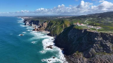Lizbon 'un Sintra bölgesindeki Roca Burnu Sahili. Turkuaz Okyanus Dalgaları Tropik Sahile Yavaşça Çarpıyor. Horizon Sahili Denizi kıyısında. Açık Sahil Panoramik. Lizbon Sintra Bölgesi.