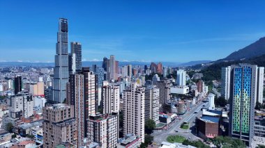 Bogota Bölgesi Başkenti Kolombiya 'daki Bogota Skyline. Yüksek katlı binaların ve şehir yaşamını gösteren trafik gösterilerinin havadan görüntüsü. Altyapı Skyline Panoramik Şehir Görünümü Muhteşem.