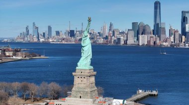 Manhattan 'daki Özgürlük Heykeli New York Birleşik Devletleri. Şehir merkezinin modern binalarla dolup taşması. Şehir merkezindeki iş dünyası. İş geçmişleri ünlüdür. Manhattan New York.