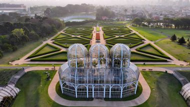 Curitiba Parana Brezilya 'da Sunset Botanik Bahçesi. Drone şehrin merkezindeki güzellik merkezini ele geçiriyor. Metropol Peyzaj Gökdelenleri Yapımı Meşgul. Metropole Town 'da. Curitiba Parana.