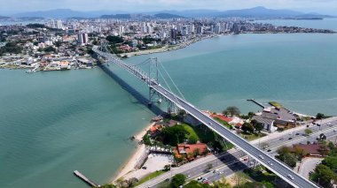 Florianopolis Santa Catarina Brezilya 'daki tarihi köprü. Yüksek binaları ve trafiği olan hareketli bir şehrin havadan görünüşü. Metropolitan Manzara Gökdelenleri Güzel.