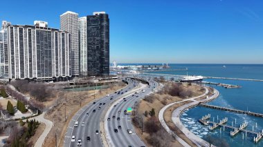 Chicago Skyline, Chicago Illinois Birleşik Devletleri. Yüksek katlı binaların ve şehir yaşamını gösteren trafik gösterilerinin havadan görüntüsü. Metropolitan Skyline Binaları Güzel. Bina Mimarlığı Şirketi.