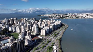 Florianopolis 'in kuzey kıyısı Santa Catarina Brezilya. Çağdaş binalarla dolu şehir merkezinin havadan görünüşü. Altyapı Skyline Panoramik Şehir Görünümü Muhteşem.