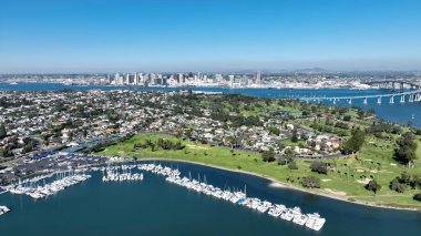 San Diego, Kaliforniya 'daki Bay Circle Park. Yukarıdan canlı bir şehrin telaş ve koşuşturmasını yakalamak. İnşaat Manzarası Panoramik Şehir Görünümü Meşgul. Panoramik Şehir Görünümü.