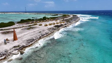 Kraliyetteki Kızıl Köle Kulübeleri Bonaire Hollanda Antilleri. Tropik bir plajın güzelliğini yukarıdan yakalamak. Horizon Sahili Denizi kıyısında. Açık Sahil Panoramik. Kralendijk Bonaire.
