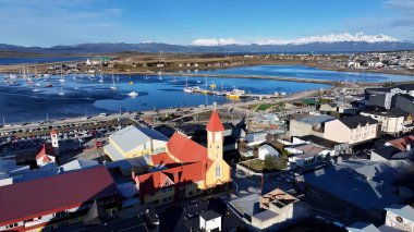 Ushuaia Skyline Ushuaia Tierra Del Fuego Arjantin 'de. İnanılmaz Skysraper 'lar ve caddedeki trafik yukarıdan izleniyor. Güney Kutbu Buzul Gölü Tipi. Buzul. Ushuaia Tierra Del Fuego.