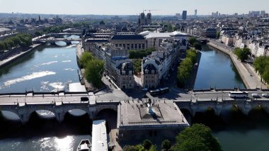 Fransa 'nın Paris' teki Neuf Köprüsü. Köprü, şehrin karşısındaki trafik akışının görüntüsünü veriyor. İş Bulutları Gökyüzü Şehir Merkezi. Özgeçmişleri meşhurdur. Fransa ile Paris.