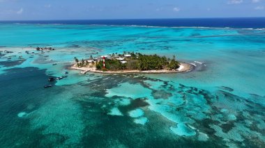 San Andres Akvaryumu San Andres Providencia Y Santa Catalina Kolombiya. Kristal berrak sularla sersemletici sahilin havadan görünüşü. Shore Clouds Plaj Denizi. Kıyı Dönüşümü Geniş.